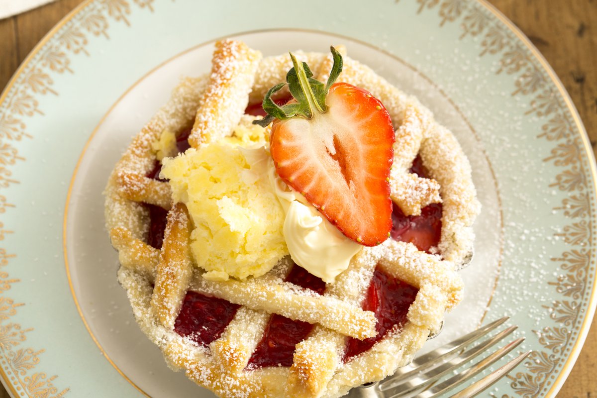 Roddas_Cream's tweet image. Hold onto the last of the #Summer with these delicious fruit lattice tarts, filled with raspberries and strawberries and served with a #spoonfulofwonderful Rodda's Cornish clotted cream.

Find the #recipe on our website.