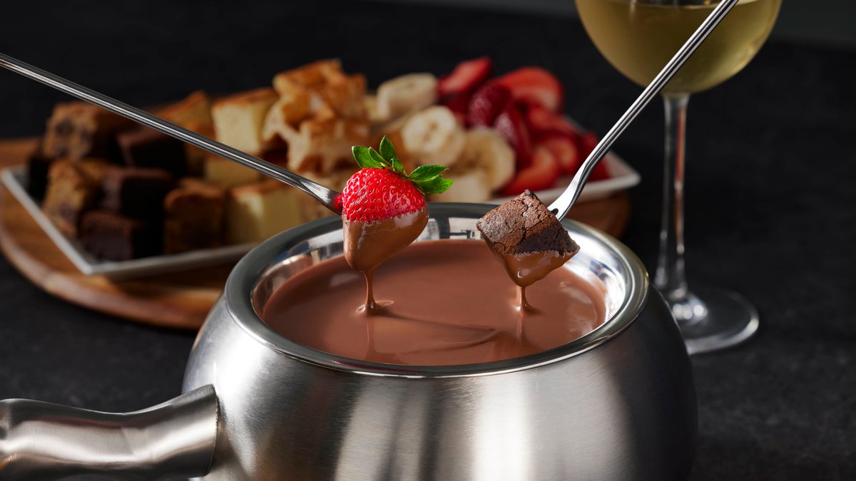 MeltingPotCleve's tweet photo. Chocolate cravings, meet your match! Our luscious #chocolate fondue is the ultimate remedy for sweet tooth dilemmas. Are you ready to dive in?  #MeltingPot #Lyndhurst https://t.co/O3BK3ojwZd