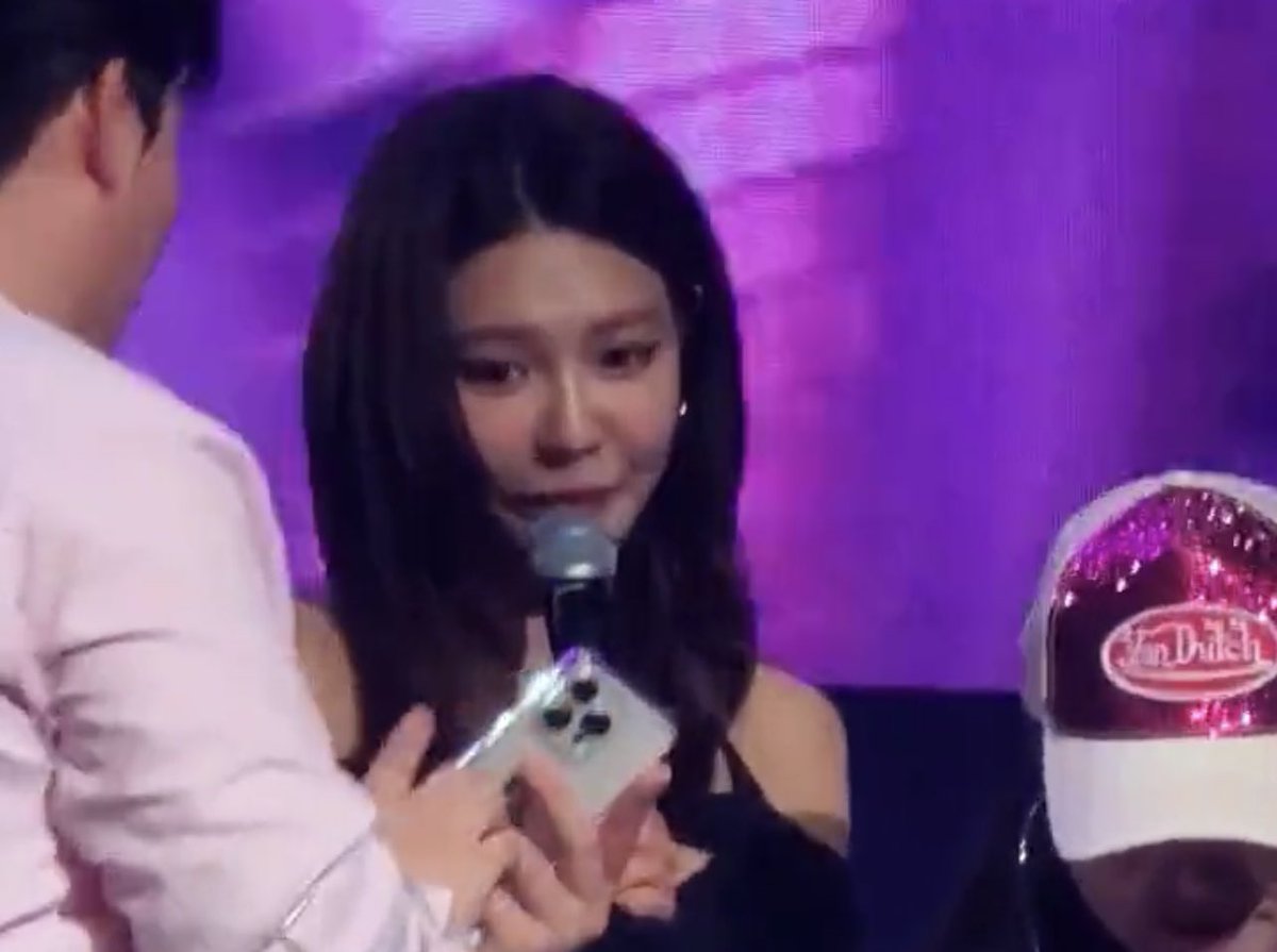 tysone_ss's tweet photo. Forever Wishing 2023
tiffany: It’s Sunny (on her phone wallpaper). It happens, its okay. GG4EVER its fine, I love everybody! 

My Muse FM 2023
sooyoung: (Sooyoung saw the fan has a Yoona phone case) “Yoona’s fan is my fan, my fan is Yoona’s fan” - 

This is Girls’ Generation 😭😂 https://t.co/2nFHAt7jFU