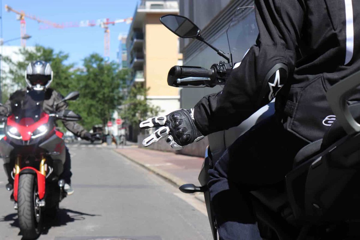 « Nous les VRAIS #motards on a une éthique blablabla »

Je viens d’en croiser une 20aine en « balade » et j’ai constaté :
⛔️des dépassements dangereux et sans visibilité
⛔️des franchissements de lignes blanches
⛔️30km/h au dessus de la limite pour tout le monde

Attitude de caïds