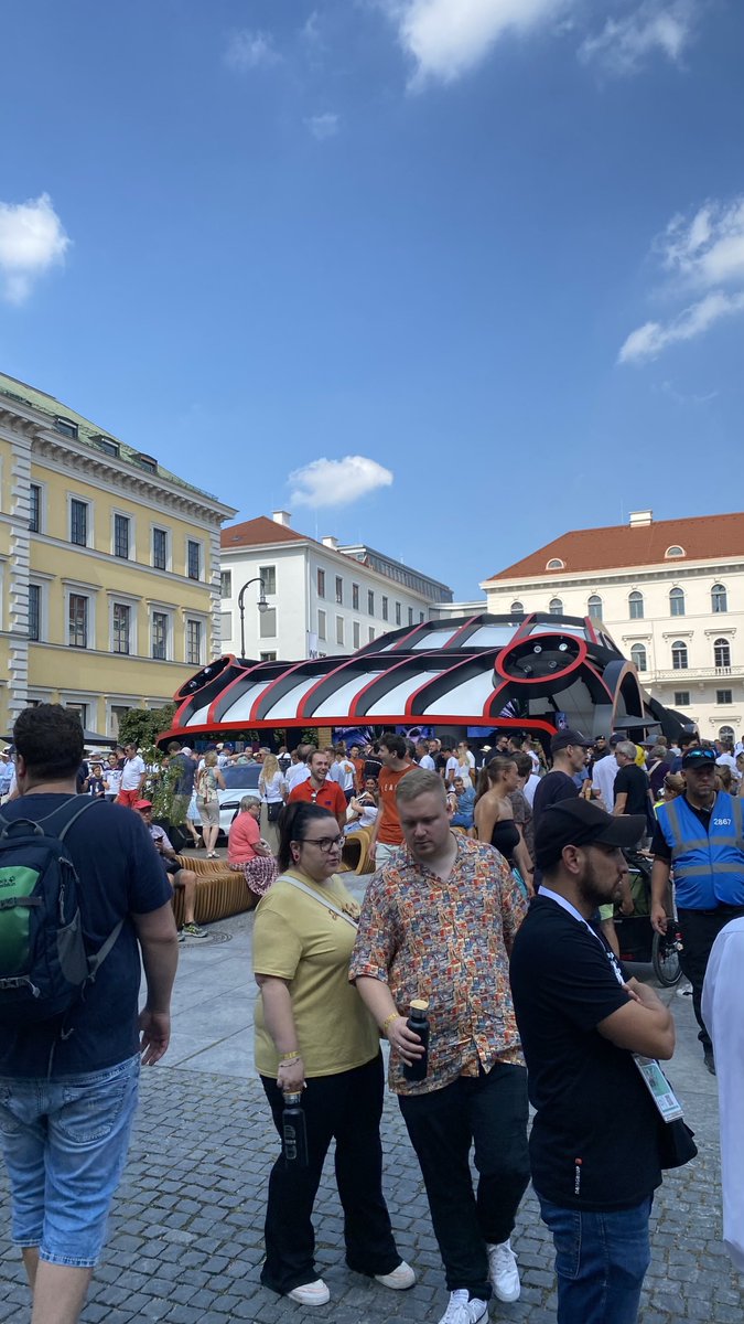 mervew's tweet photo. Evinde olup bu kadar yaratici olmayan bir standi nasil kurdun BMW? #IAAMesse #IAAMesse2023 #Munich #electriccars https://t.co/Hqr4r0nIp9