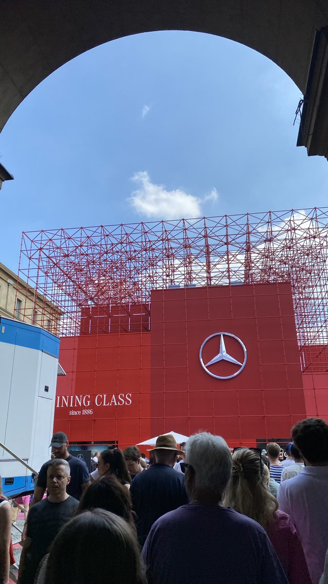 mervew's tweet photo. Evinde olup bu kadar yaratici olmayan bir standi nasil kurdun BMW? #IAAMesse #IAAMesse2023 #Munich #electriccars https://t.co/Hqr4r0nIp9