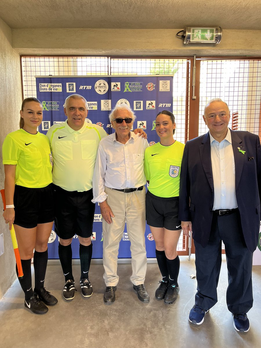 Les arbitres du match opposant le VCF et les anciens de l’ES La Ciotat : Patrick Lhermite, Bianca Goiran et Mélanie Zaprilla avec le président de la CFA.