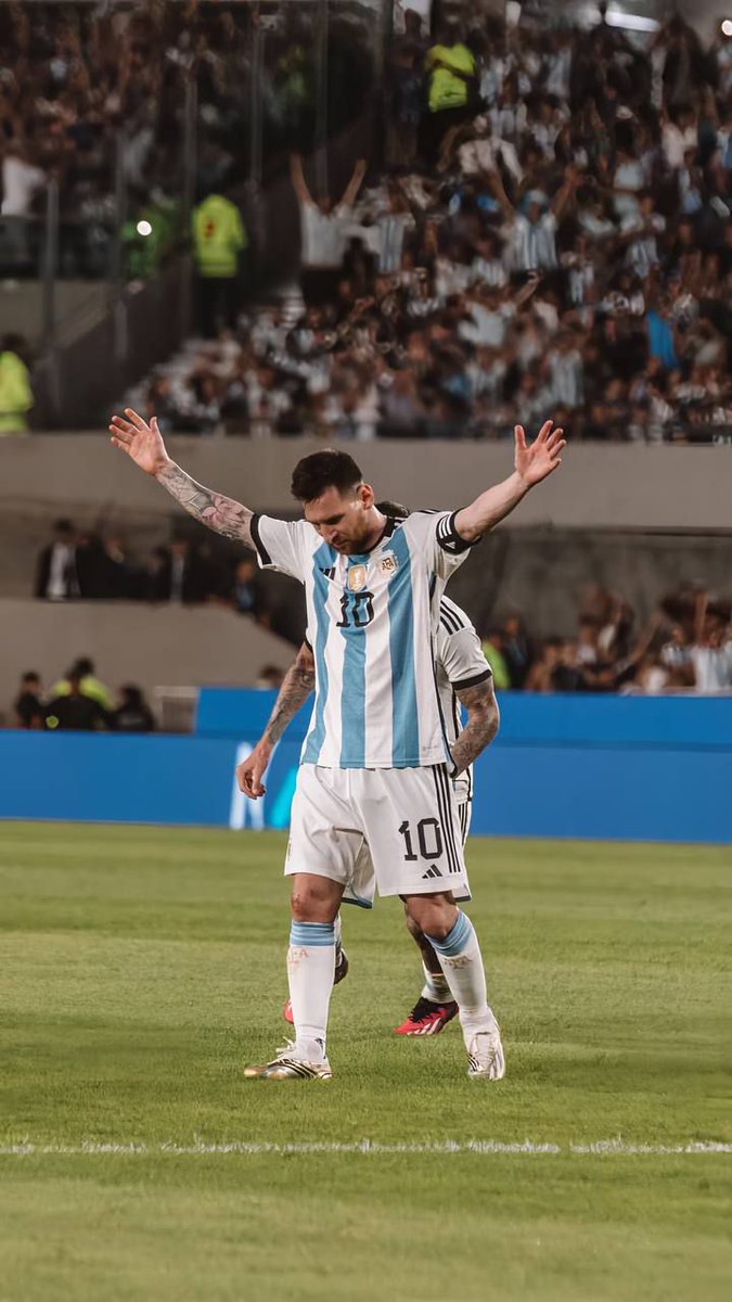 alshr_byh's tweet photo. شرع يدّاه مفتوحتان ، بإشارةٍ منه 
أنا ﮼التاريخ بحد ذاته فعانقوني🫂💙💙💙🐐😌 https://t.co/hDYdOSbuHo