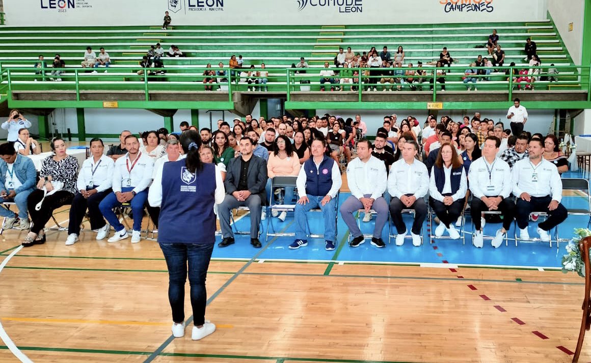 participaleon's tweet photo. Con el fin de fortalecer la unión familiar y certeza jurídica, se llevó a cabo la 4ta. Campaña de Regularización del Estado Civil de las personas de León en la Delegación San Juan Bosco.
•Dando certeza legal a 43 parejas contrayentes
•214 reimpresiones de actas de nacimiento https://t.co/i5Z2o47APl