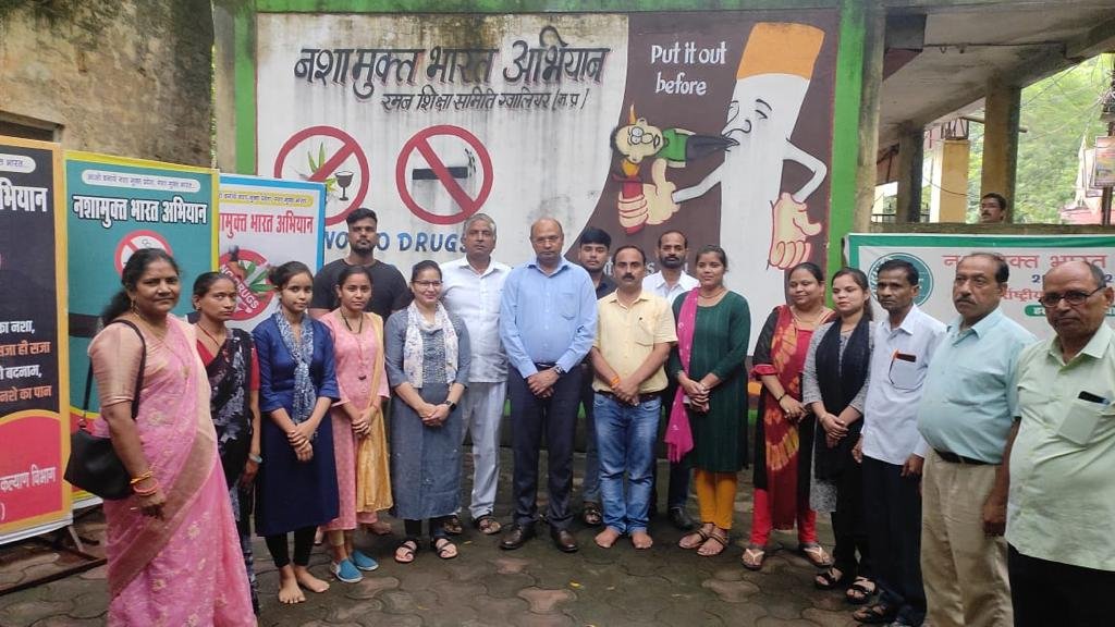Dr_DKPandey's tweet photo. #MPJAP के कार्यपालक निदेशक @Dr_DKPandey के मुख्य आतिथ्य में ग्वालियर जिले की नवांकुर संस्था रमन सेवा समिति द्वारा संवाद कार्यक्रम का आयोजन किया गया।
@CMMadhyaPradesh
@vibhashupadhyay @jitendrajamdar @NaiduRajagopal https://t.co/XvS68CokoM