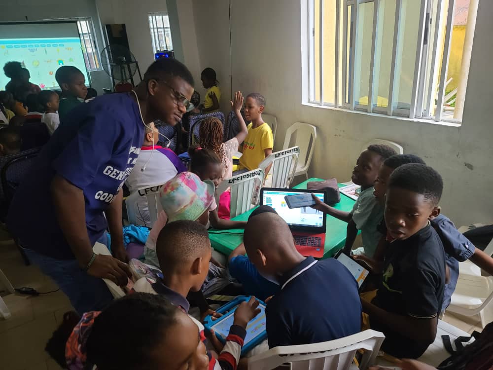 edusort's tweet photo. Hey everyone, I've got some fantastic news to share. Edusort recently conducted an amazing training session for over 100 talented teens in Osubi, Delta State.

The focus? Game building through Scratch and web page creation using HTML!
#stemeducation https://t.co/GIJgIo1dS6