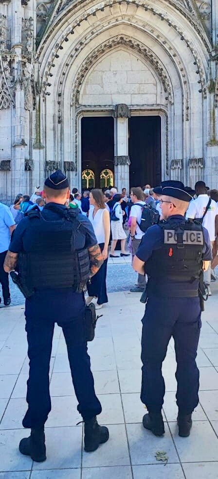 Prefet27's tweet photo. Ordination du nouvel @Eveque27, les services de l’État mobilisés pour coordonner les questions de #sécurité :

- d’un rassemblement de plus de 1200 personnes,

- dans la cathédrale Notre-Dame d’#Évreux, monument national, propriété de l’État.

Bienvenue à Mgr Olivier de Cagny ! https://t.co/cH9n3dItsx