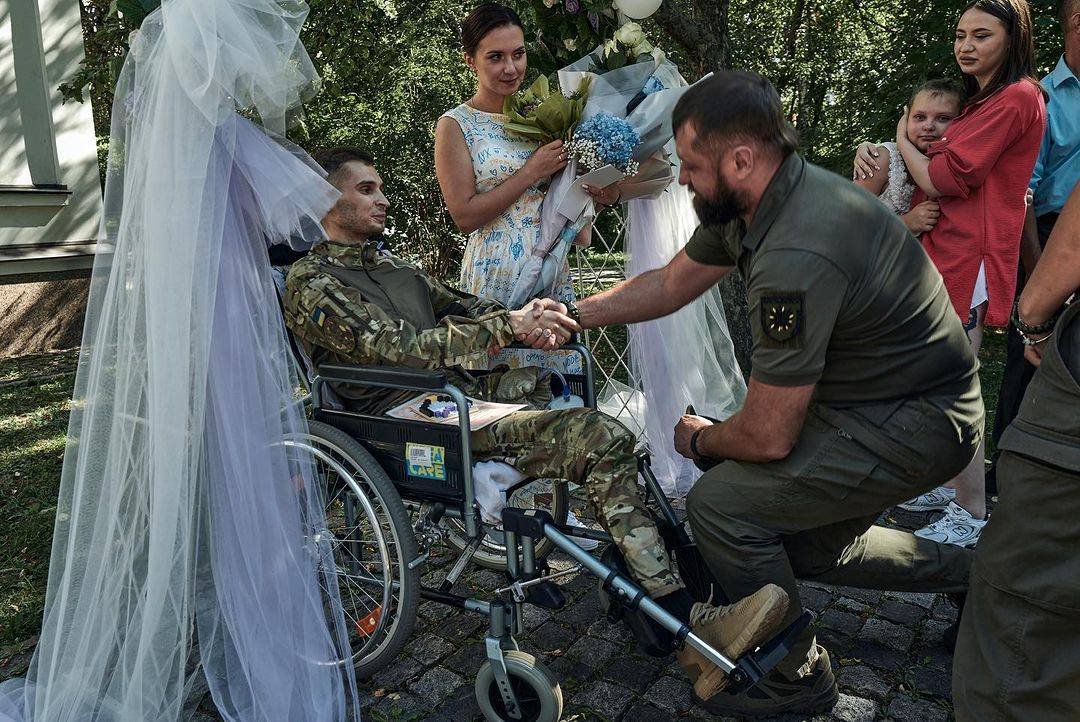 Vladyslav and Anna had planned for their wedding to take place at the end of February 2022. But when russia’s full-scale invasion began, Vladyslav went to the front lines. They moved their wedding date to August 7, 2023. However, Vladyslav was severely injured just a few days