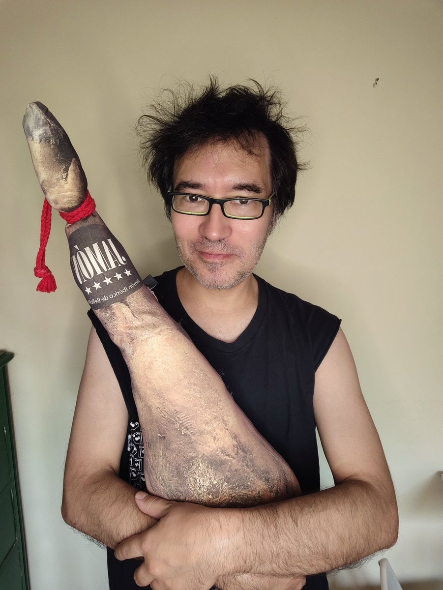 Aquí con mi jamón de palo (no, no es una ciudad Manchega, es que es un cojín) pensando que tenemos un temazo aún por publicar!! Aqui cerrando la portada para empezar con la promo pronto... A todo esto ¿os gusta mi jamón?
#jamon #Pop #temazo