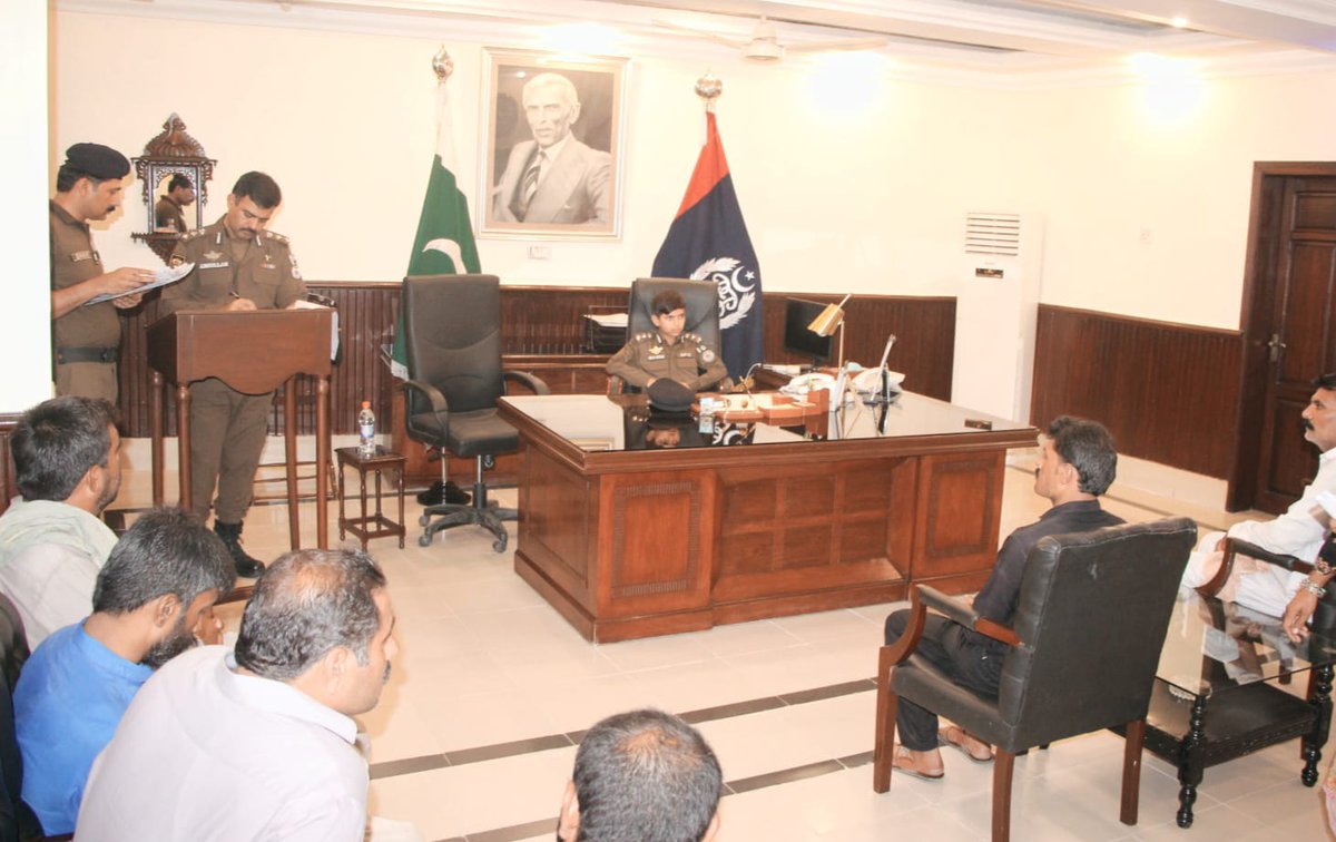chiniotpolice's tweet photo. ہیمو فیلیا کے مرض میں مبتلا 12 سالہ محمد وسیم  کی خواہش پر ایک دن ڈی پی او چنیوٹ بنا دیا گیا 

ننھے ڈی پی او مختلف برانچوں کا وزٹ کر کے پولیس ورک کا جائزہ لیا اور لوگوں کے مسائل بھی سنیں 

#PunjabPolice #ChiniotPolice #AtYourService https://t.co/qLpas0XZhN