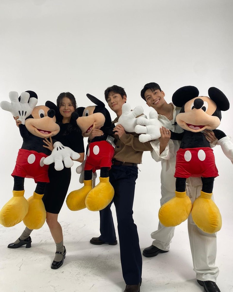 JcwChile's tweet photo. Estos chicos malos sí que nos han acelerado la ansiedad por #TheWorstOfEvil 🔥🔥🔥 junto a #MickeyMouse 😨😅😍
#jichangwook #wihajoon #imsemi #disneyplus #JCWChile 🇨🇱🇨🇱🇨🇱
#JCWLatinas #JCWSupportLatinAmerica https://t.co/lPgsXHSokw