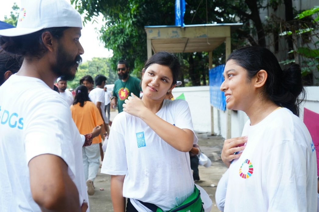 UNDP_BD's tweet photo. A big shoutout to our #SDGSocializers for amplifying #Act4SDGs in the global @sdgaction movement!
Here is a glimpse of our #FlashMop event where we changed a street wall with a touch of care.
📸 RK Sohan https://t.co/pMzx2mGgsy