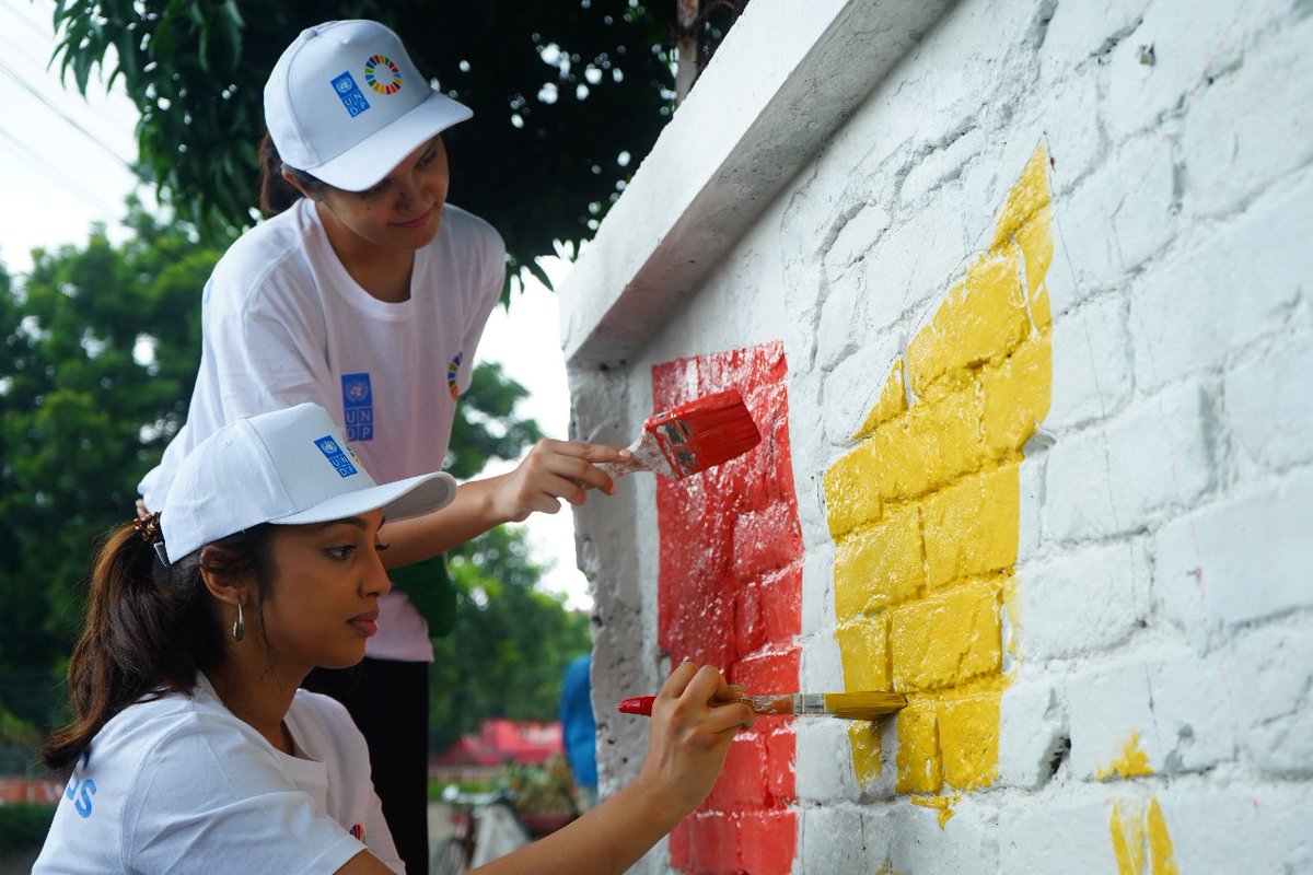 A big shoutout to our #SDGSocializers for amplifying #Act4SDGs in the global @sdgaction movement! 

Here is a glimpse of our #FlashMop event where we changed a street wall with a touch of care.

📸 RK Sohan