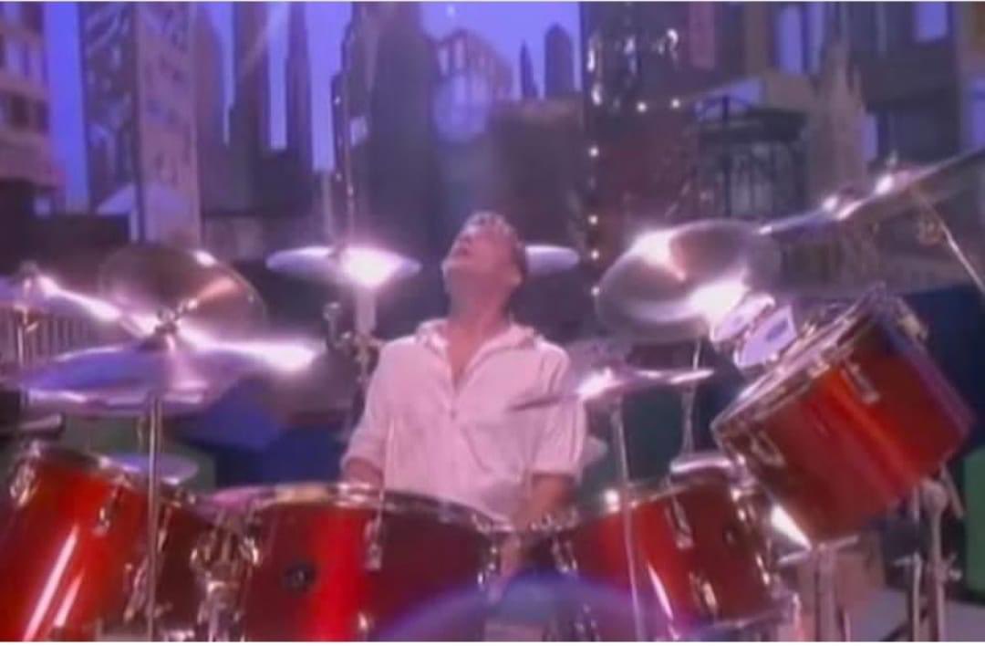 You move me
You move me
With your buildings and your eyes 
Autumn woods and winter skies 
You move me
You move me
Open sea and city lights 
Busy streets and dizzy heights 
You call me
You call me…🐶

#RIPNeilPeart 
Happy Signals Pratturday #RushFamily @RushFamTourneys