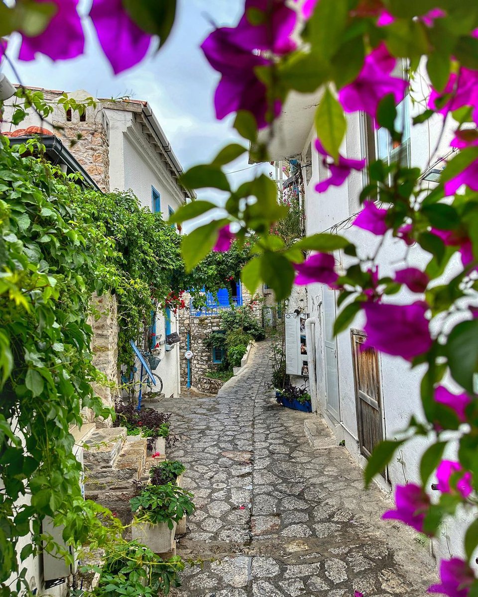 descartaes's tweet photo. Marmaris Kale içi sokaklarının güzelliği hakkında konusalım birazda🌸 https://t.co/8T5vE5L8Ii