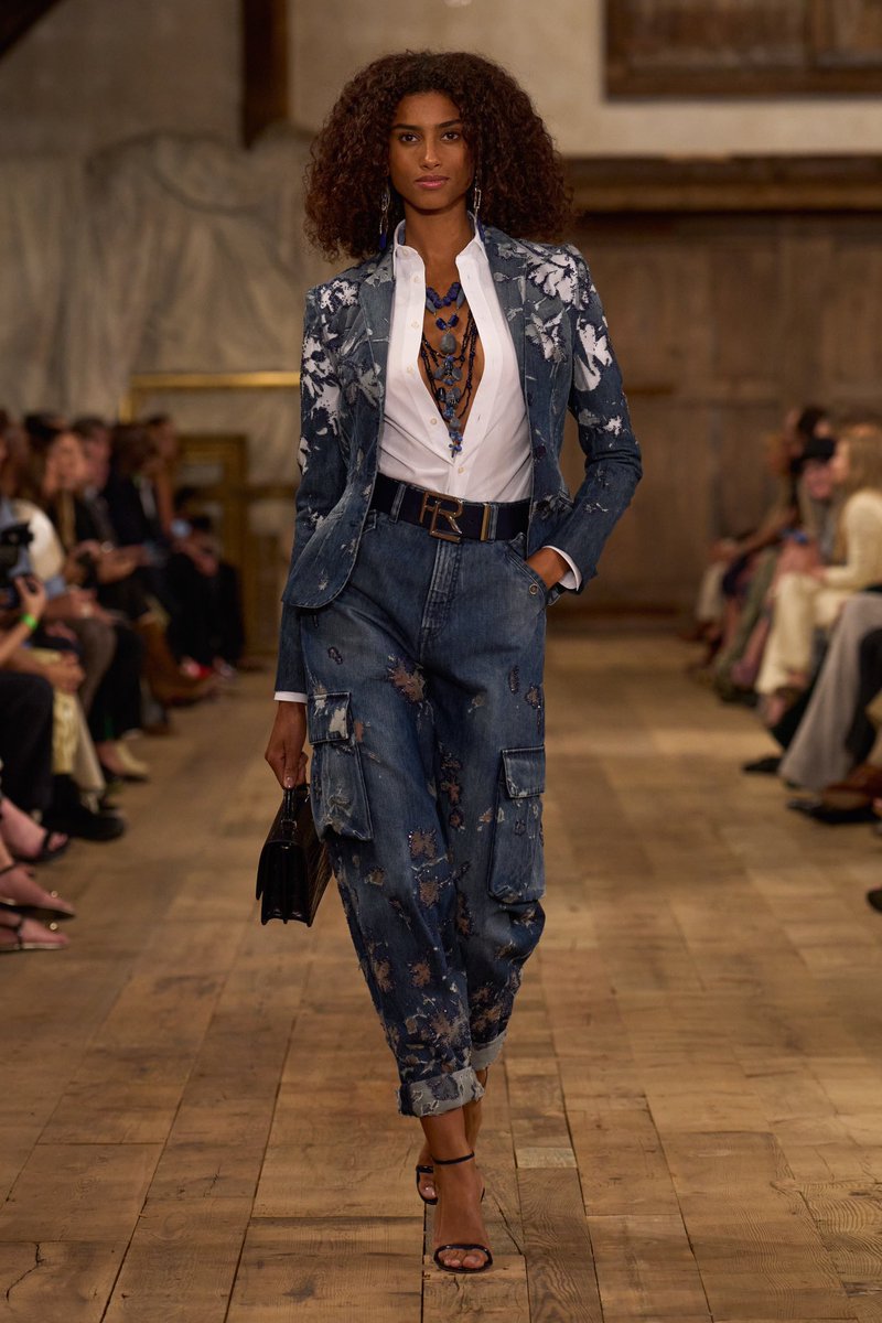 italybutoncrack's tweet photo. Floral?? For spring?? Ralph Lauren is into it. https://t.co/KsPKgTZXWp