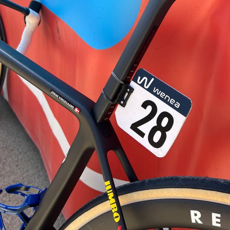 🙋🏻‍♂️ ¿Quieres conseguir la placa del dorsal de la bici de 🇩🇰 Jonas Vingegaard firmada? ✅ ¡Haz RT a este post y podrás participar en el sorteo! 🙋🏻‍♂️ Fancy winning 🇩🇰 Jonas Vingegaard's signed frame number? ✅ RT this post to enter the draw! @wenea_es | #LaVuelta23