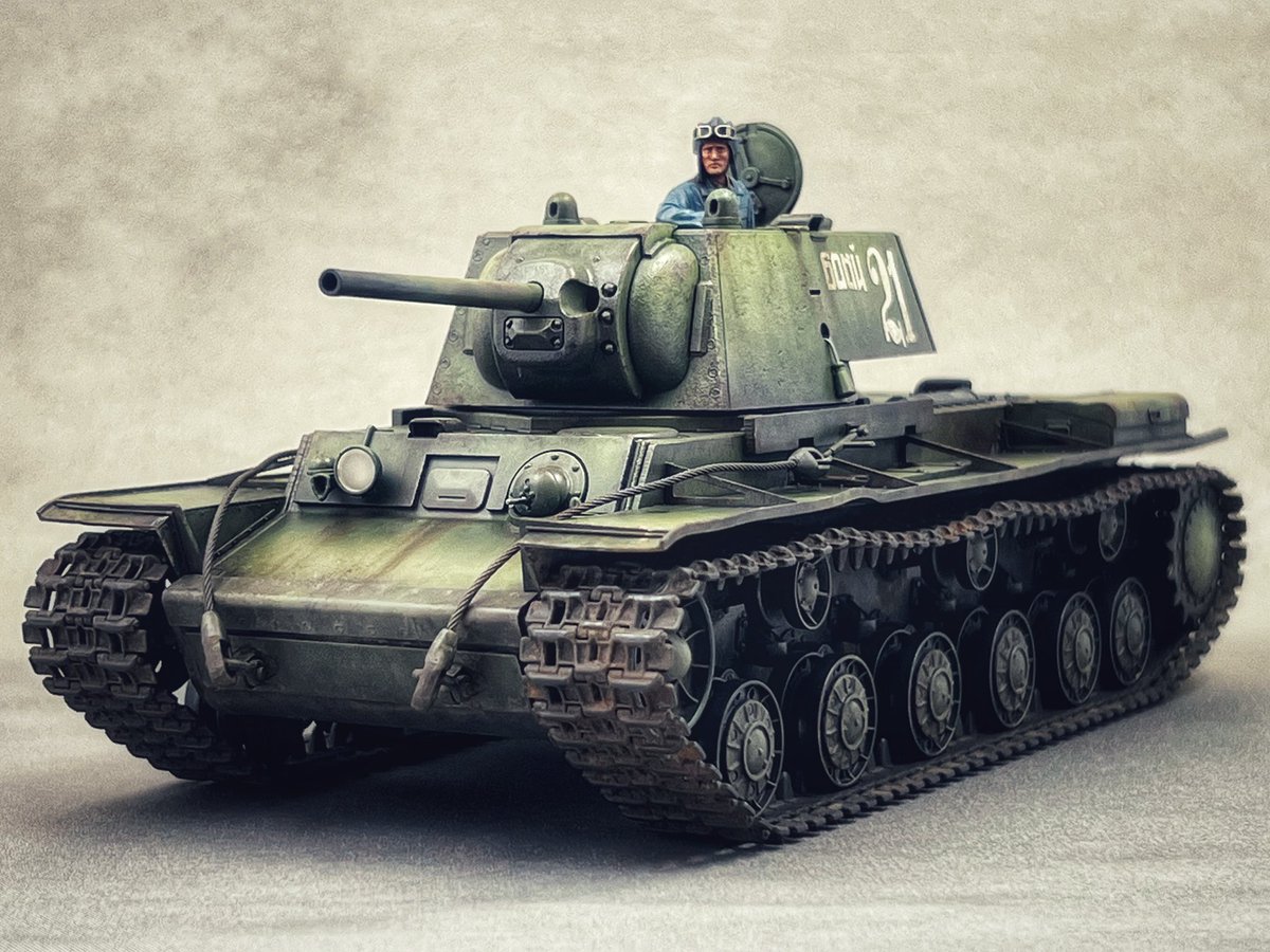 rohzen's tweet photo. タミヤ1/35MM
ソビエト重戦車KV-1 1941年型
完成いたしました！

周囲が全面レフ板のような
塗装ブース内での撮影とは
全然雰囲気変わっちゃいますねぇ…
撮影環境ホントどうにかしたいヮァー

#タミヤ
#戦車模型 https://t.co/Nq5L3DpjQp