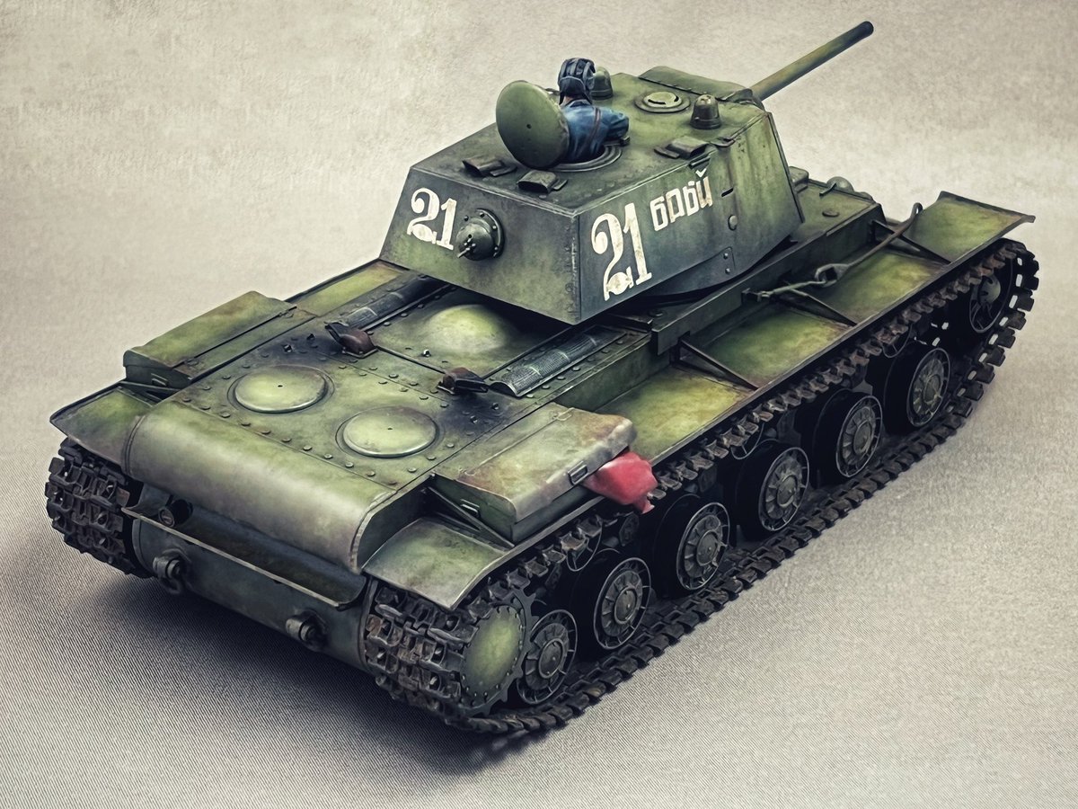 rohzen's tweet photo. タミヤ1/35MM
ソビエト重戦車KV-1 1941年型
完成いたしました！

周囲が全面レフ板のような
塗装ブース内での撮影とは
全然雰囲気変わっちゃいますねぇ…
撮影環境ホントどうにかしたいヮァー

#タミヤ
#戦車模型 https://t.co/Nq5L3DpjQp