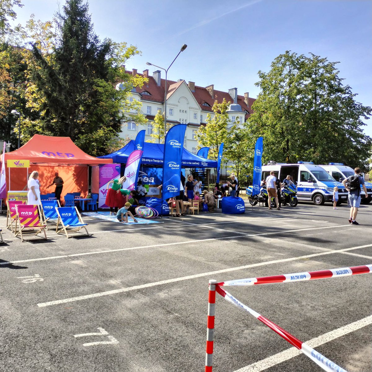kasia_kostrz's tweet photo. Fotobudka, Nitendo switch, czy malowanie twarzy to tylko część atrakcji, które ma dziś dla Was #EneaOperator. Odwiedźcie nas na placu przy KMP w Poznaniu @PolskaPolicja przy ul. Szylinga 2! Drzwi Otwarte w Komendzie Miejskiej Policji. Zapraszamy! 
@AnnaEwaBiniek 
@DanutaTabaka https://t.co/cNJazJoVBF