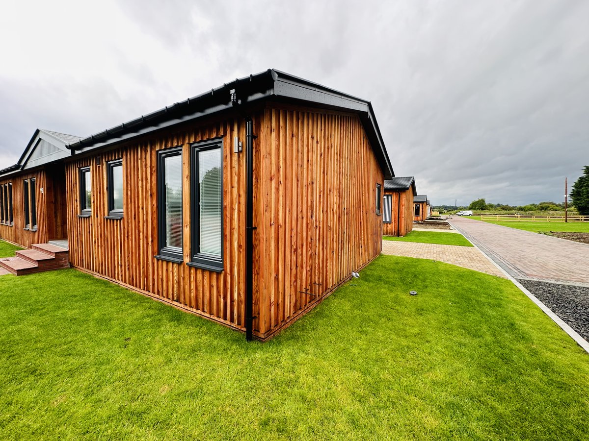 BendochyPark's tweet image. The exterior of each @BendochyPark lodge is clad with Scottish Larch. It's a natural, sustainable material that is both beautiful and durable. #bendochypark #scottishlarch #larchcladding #luxurylodges