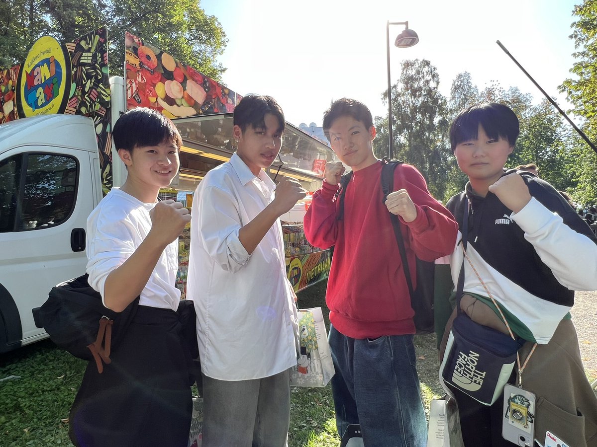 「テコンドーの世界大会に来ていた17歳の若者達がいたから交流した! 頑張れよ!」|横田守 mamoru yokota 半死半生のイラスト