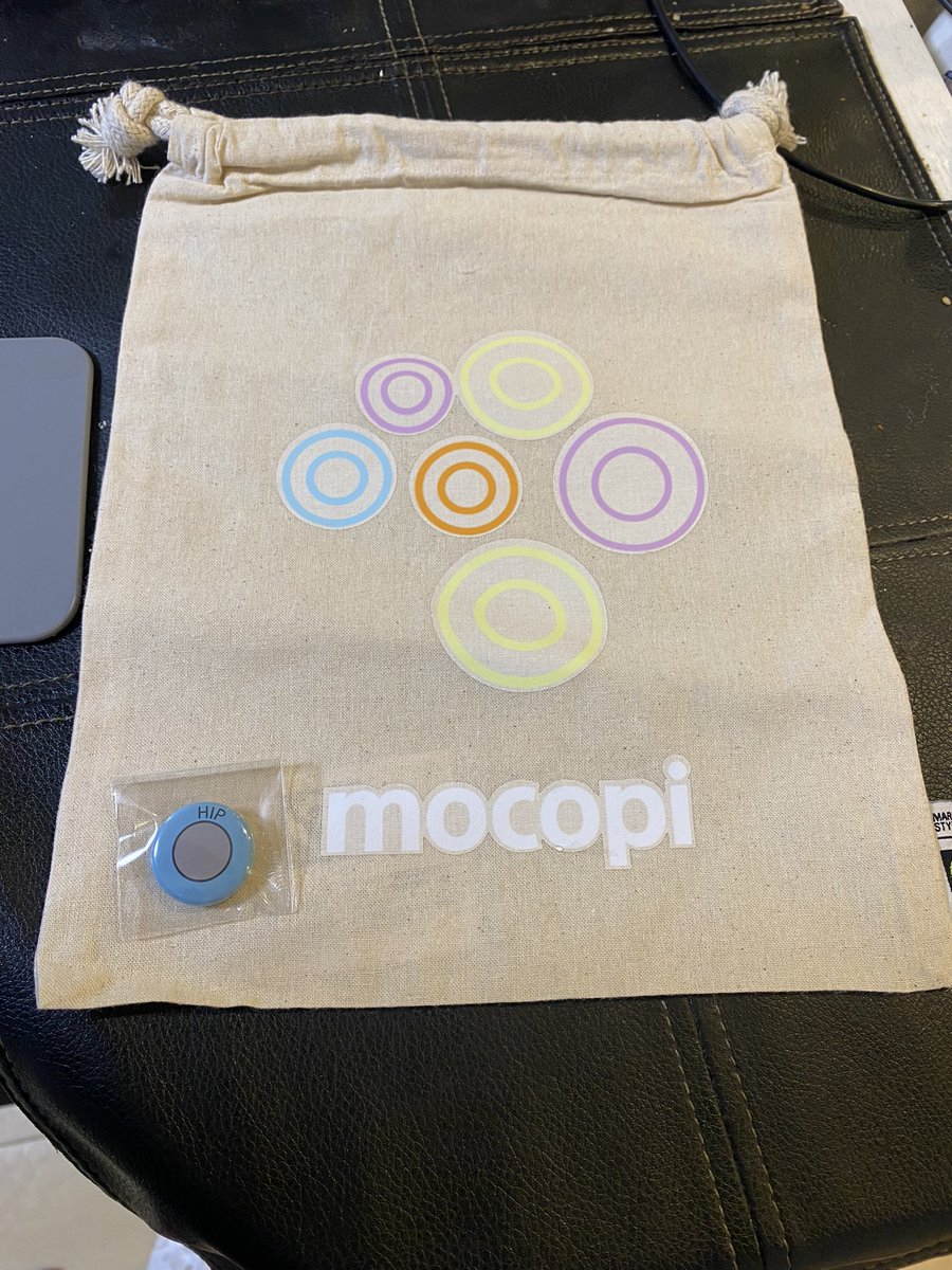 automo_emo's tweet photo. mocopi Autumn Camp懇親会1時間で十数名の方が「mocopiでロボットモーショントレース」を体験。皆さん喜んでもらえて何より。
(デモ担当で、他の発表者とお話しする時間が足りなかったのは残念)
写真は特典のmocopiポーチと、キュートなHIP(タグ型缶バッジ)でした
#mocopiSDKFunLab https://t.co/wyXMPNCKqs