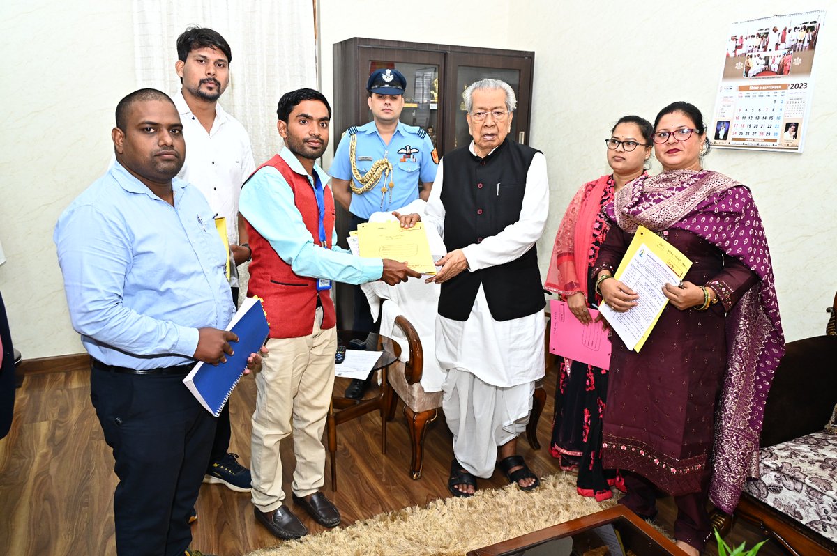 राज्यपाल श्री विश्वभूषण हरिचंदन से महाविद्यालयीन अतिथि व्याख्याता समूह छत्तीसगढ़ के प्रतिनिधिमंडल ने सौजन्य भेंट की।उन्होंने उच्च-शिक्षण संस्थाओं में कार्यरत अतिथि व्याख्याताओं की मांगों के संबंध में राज्यपाल को ज्ञापन सौंपा। 1/2