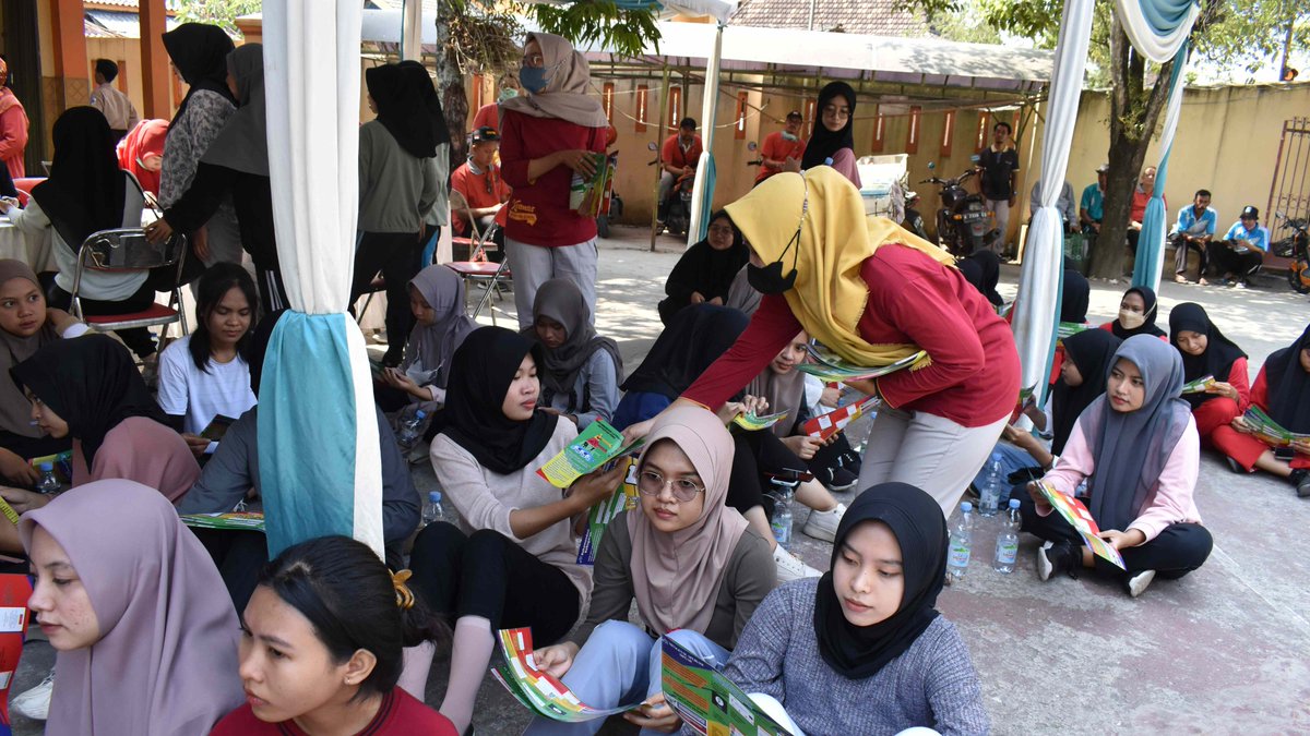 dinkespati's tweet photo. Jumat (08/09) Dinkes Pati &amp; Puskesmas Kayen mengadakan kegiatan “Gerakan Pengendalian Penyakit Prioritas dan Kebugaran Jasmani” di SMA PGRI 2 Kayen yg dihadiri kurang lebih 300 org dari Siswa &amp; Guru SMA PGRI 2 Kayen, Civitas Akademika Stikes Bakti Utama Pati, RSUD Kayen https://t.co/VvljCOIOeO