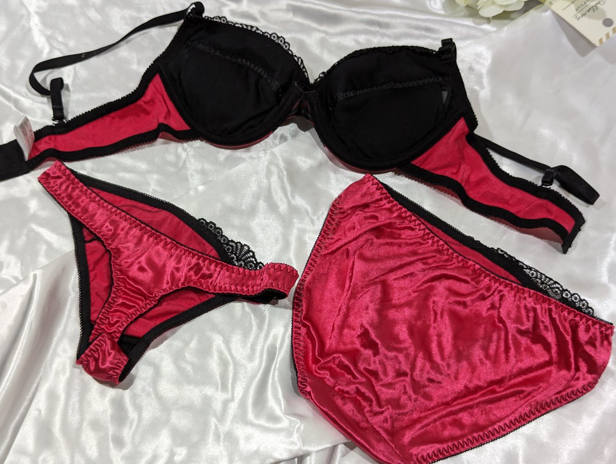 satenncom's tweet photo. サテンブラックレース
ブラジャー ショーツ セット Tバック 3点
D75 L
Amazon 2420円+送料
https://t.co/st6cYd8R61

生地がaimerfeelとかに比べるとペラペラ感があります😶
けど3点セットなのがお得感あってｲｲです💖

#サテン下着 #下着紹介 https://t.co/EW2qreeG8U