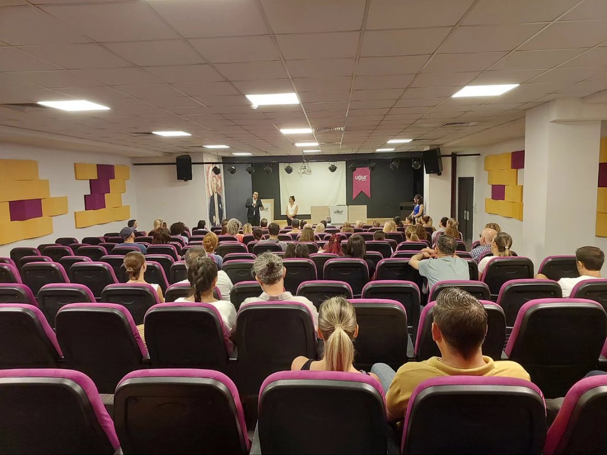 UOGaziemir's tweet photo. 9.Sınıf velilerimiz ile bir araya geldik. 💜 💜
Kampüs Müdürümüz Ahmet Paksoy, yeni eğitim - öğretim yılına ilişkin bilgilendirmelerde bulundu. Katılım sağlayan tüm velilerimize teşekkür ederiz... 🪻🪻 https://t.co/X51rJ9kzua