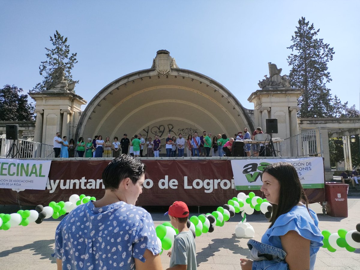 📸📸📸<a href="/FVECINALESRIOJA/">Federación de Asociaciones Vecinales de LA RIOJA</a> Numerosos logroñeses se han acercado al Paseo del Espolón para participar en el 'Día Vecinal'