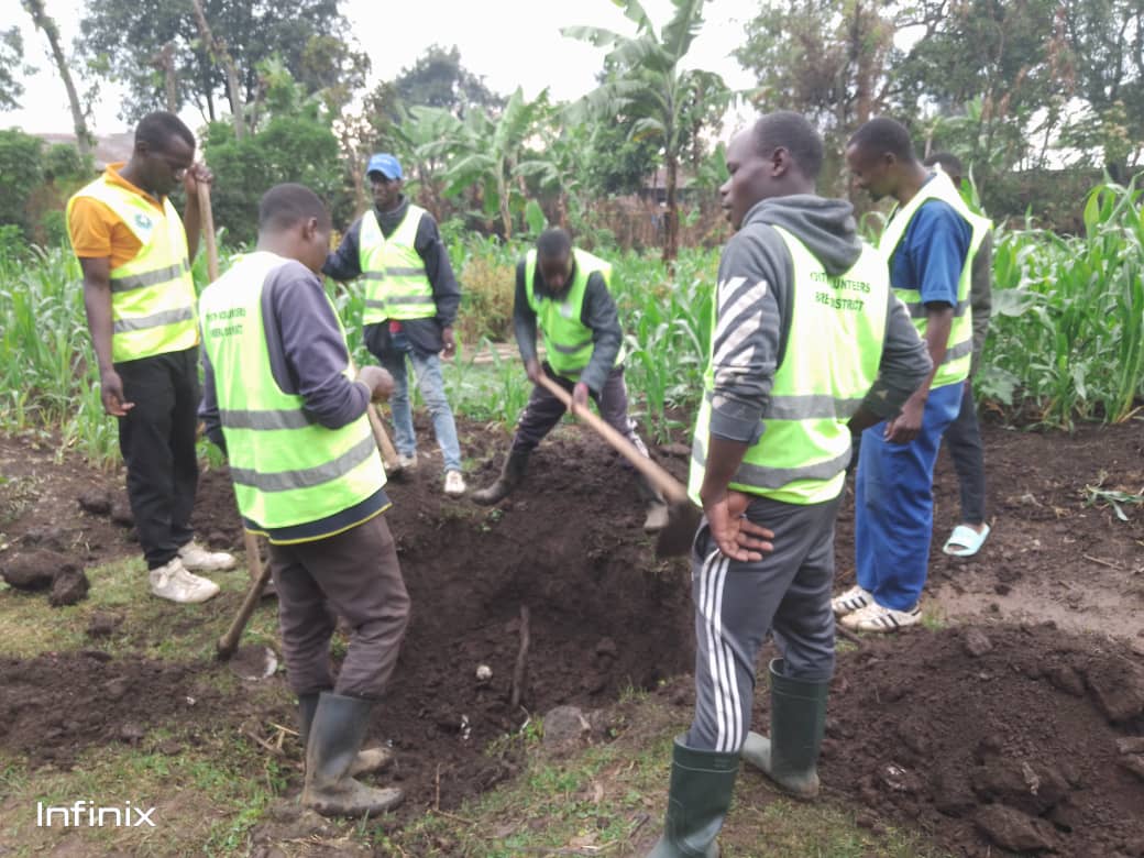 ryvcpcyani80299's tweet photo. #RYVCPCyanika kuruyu wa 09/09/2023 Twakoze umuganda kuburyo butandukanye twibanda kugikorwa cyo kurwanya #isuri kubaka #akarimakigikoni ndetse no kwikorera itaka ryo kubakira abaturage batishoboye. Nigikorwa cyagenze neza
@Ahishak250 
@HatumimanaC 
@Venantie2 
@HassanJeanAime1 https://t.co/X31t8zz2C8