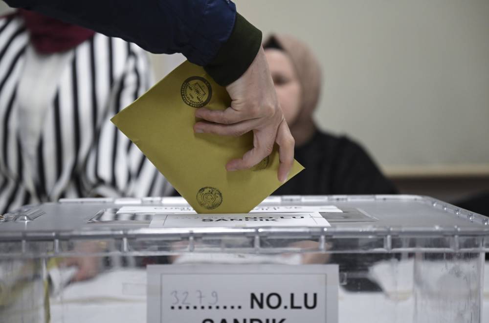 SATAN SATANA! 

Partilerinde bir "gelecek" görmeyen şimdilik 2 milletvekili, yerel seçimlerden önce #AKP'ye geçecek; "mecliste ucu ucuna zorlama grubu olan parti" üzülecek.

"Vatan için" diyecekler(!), "sıcak yuvalarına" dönecekler.

Şimdilik; dedikodu diyecekler, yalan