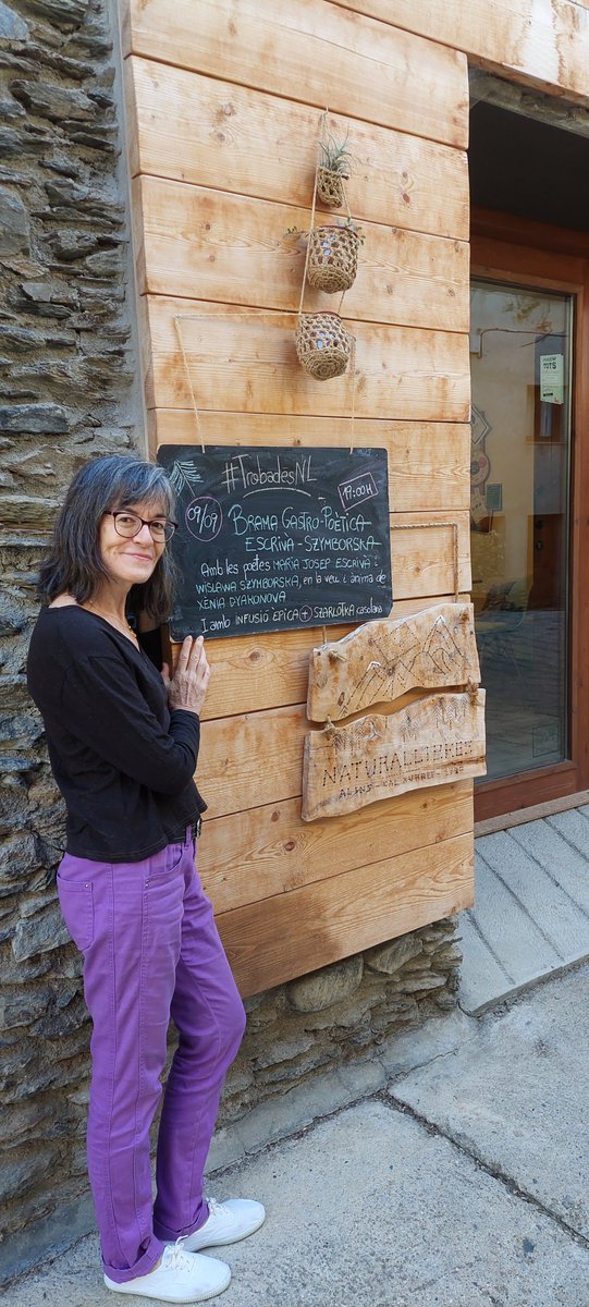 MjEscriva's tweet image. Ha arribat el dia i ja coneixem la preciosa llibreria @Naturallibres d'Alins, on, d'ací una estona, celebrarem la Brama Gastropoètica Szymborska-Escrivà. 
Amb la inestimable col·laboració de la també poeta i traductora Xènia Dyakonova. 
+Info: naturallibres.com/event/trobades…
#Pallars