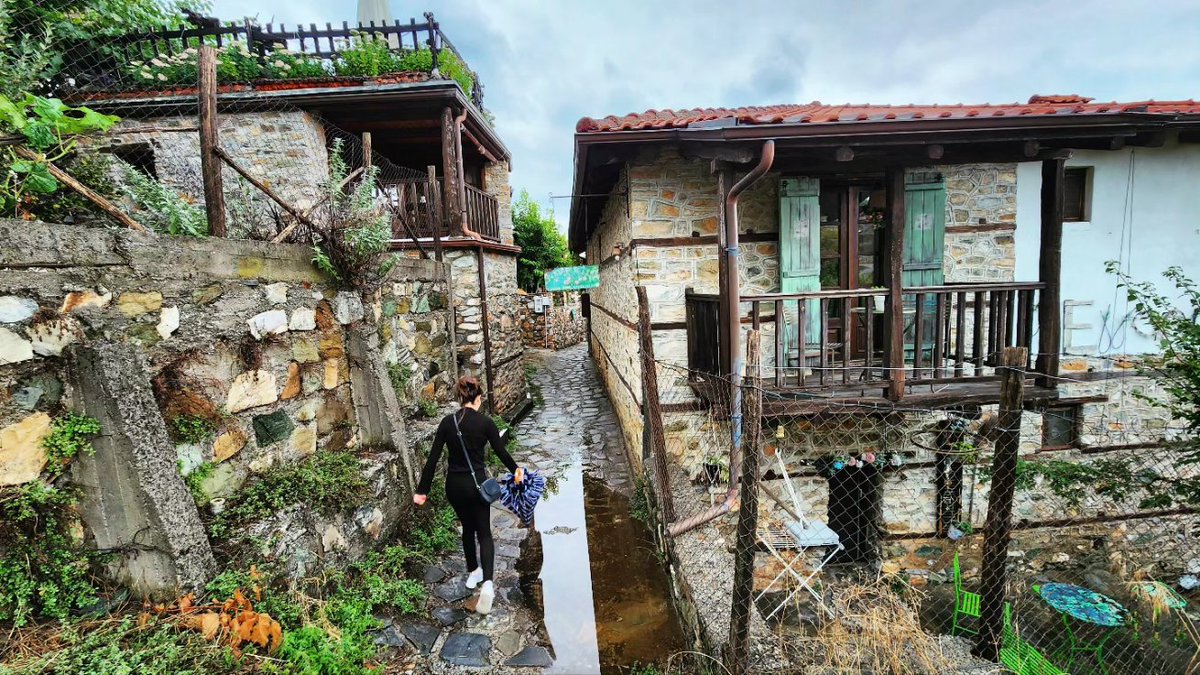 c_4_g's tweet photo. Visiting this mountainous village in Greece, felt like we're doing a side quest in an RPG. ❗⬅️ https://t.co/KEwPnwMUOp