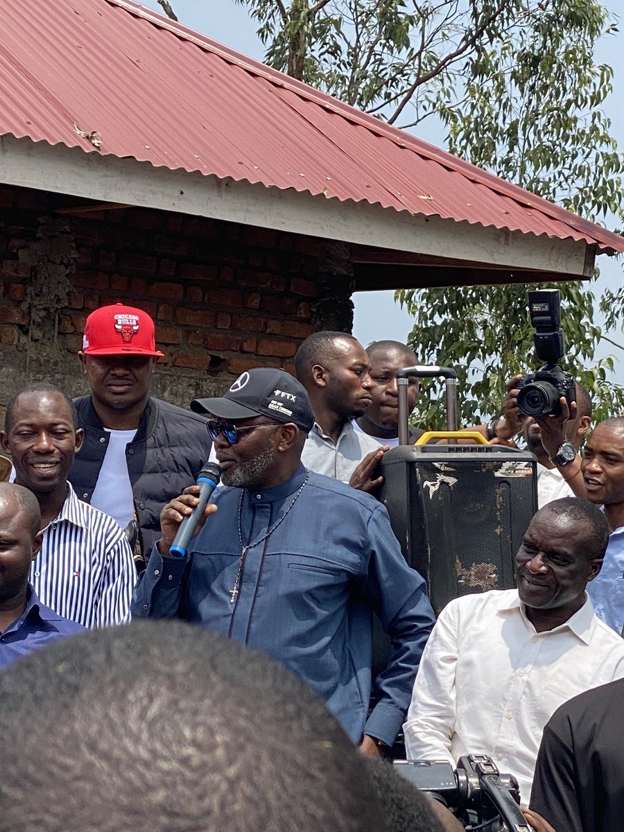 coeurdafriqueM's tweet photo. 🛑#RDC:Ce matin de samedi, la délégation de VK est à #Bushumba ds le territoire de Kabare, le VPM @VitalKamerhe1 a visité la maison des prêtres catholiques en construction qu’il a financé et promet de construire aussi une Paroisse pour la population de ce coin. @BillyKambale1 https://t.co/cxPMSUM5TH