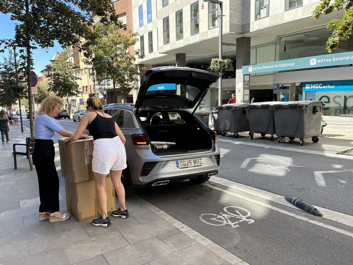 Senyora aparca en ple carril bici. Se l’avisa i se li demana que tregui el cotxe. S’hi nega. En aquests 10minuts dos ciclistes han hagut de sortir del seu carril pujant a vorera o invadint calçada amb el risc corresponent (un tb s’ha parat a esbroncar-la). Un zero senyora.