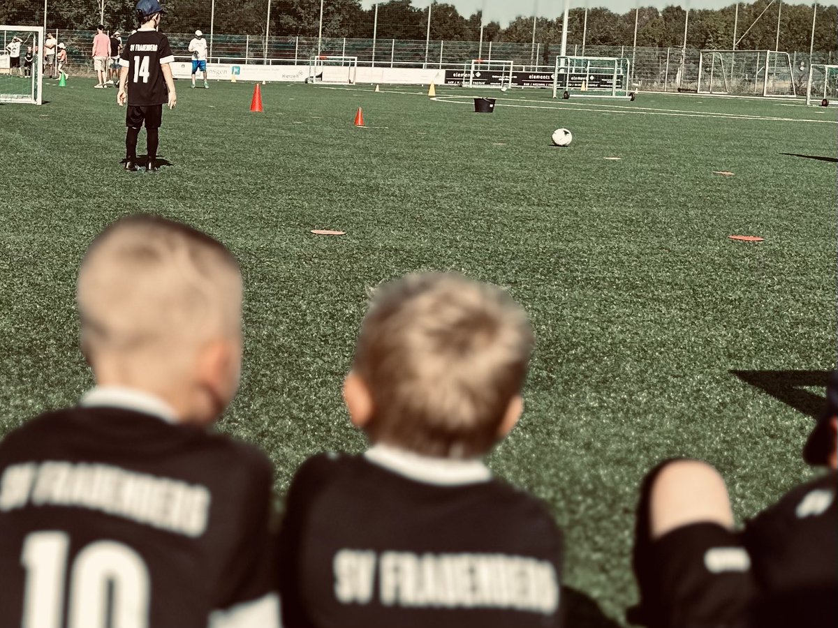 torsti79's tweet photo. Ich würde sagen „noch ehrlicher Fußball“ wären da nicht immer DIESE Eltern, ihr wisst schon… #fjugend #nachwuchs #fussball https://t.co/jLFlwAidqd
