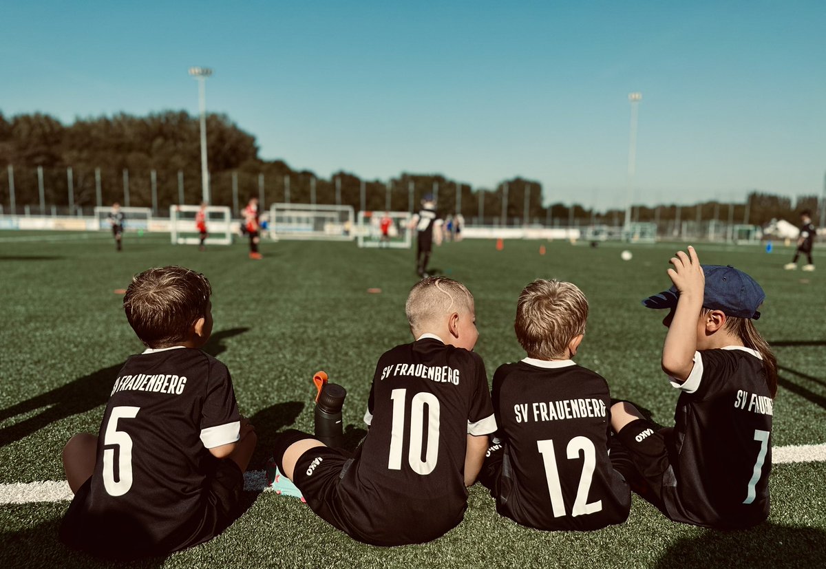 torsti79's tweet photo. Ich würde sagen „noch ehrlicher Fußball“ wären da nicht immer DIESE Eltern, ihr wisst schon… #fjugend #nachwuchs #fussball https://t.co/jLFlwAidqd