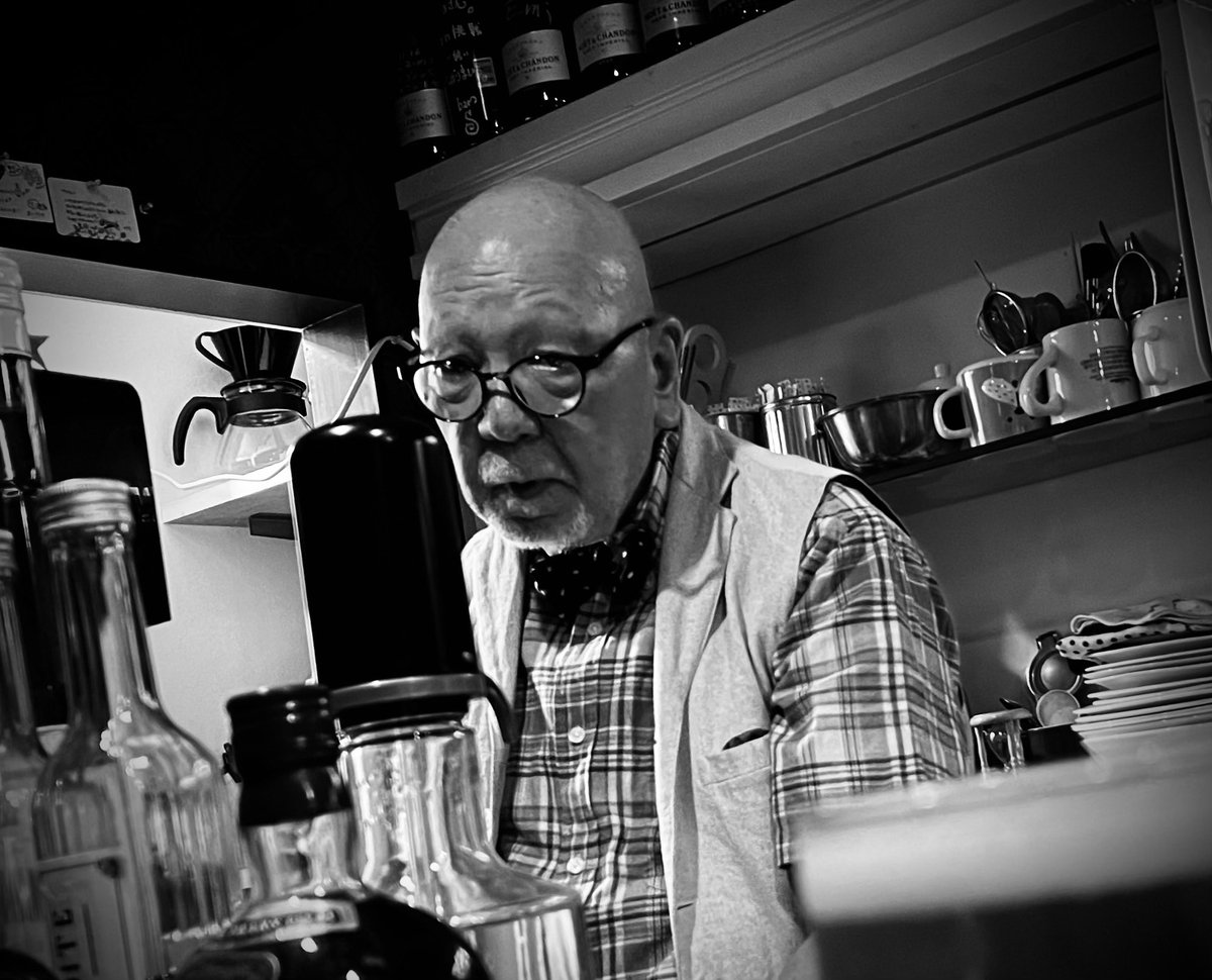 B's Bar name F tweet media