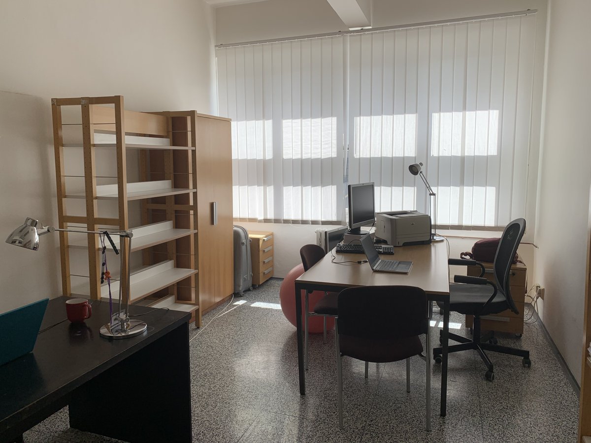 Ahoj, Praho! To je moje nová kancelař 🙂 Do prosince budu pracovat jako výzkumní pracovník ve Francouzském ústavě pro výzkum ve společenských vědách - @CefresCz