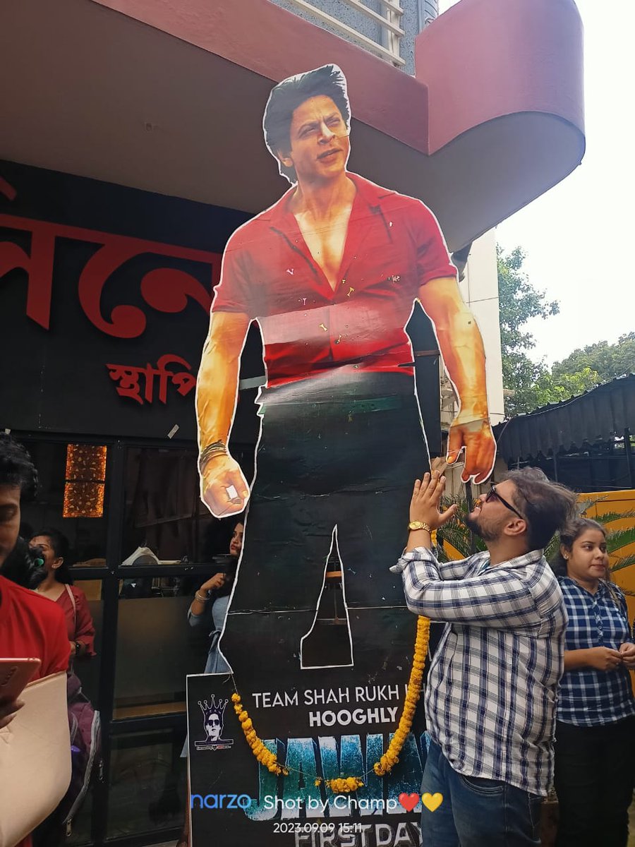 aitcRaj22's tweet photo. Bows to you Gurudeb...... What a movie...... You are compared to yourself...... Noone can give tao consecutive  blockbuster movies like you...... You were the best, You are the best &amp; you will be the best........ ❤️❤️❤️🙏🏻🙏🏻🙏🏻🙏🏻
@iamsrk sir ❤️❤️🙏🏻🙏🏻...... love you sir...... https://t.co/ibUO2KUOhB