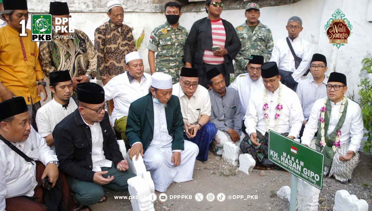 DPP_PKB's tweet photo. Pasangan Anies Baswedan - Muhaimin Iskandar (AMIN) beserta rombongan melanjutkan ziarah ke Makam Ketum PBNU Pertama KH. Hasan Gipo dan Ketum PP Muhammadiyah KH. Mas Mansur.

#GusIminJagaTradisi
#NapakTilasWalisongo https://t.co/Wtc0333Vd8