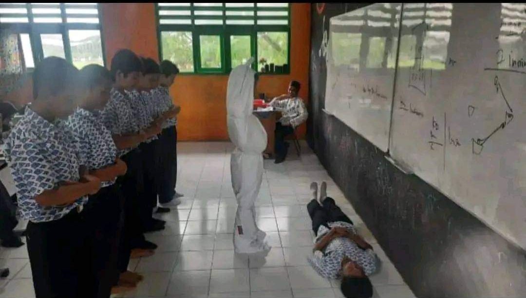 txtdrorangsusah's tweet photo. praktek jenazah sholat https://t.co/J5wd61DKZq