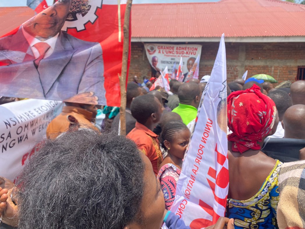 MaombaMichel999's tweet photo. Aujourd'hui ! Le VPM et min de l'econat son excellence @VitalKamerhe1 accompagné de sa grand délégation se rend à #Bushumba dans le territoire de #kabare pour visiter la maison des différentes prélat catholique en construction financé par lui.
Mwalimu🔥 un cœur tellement grand. https://t.co/zkbsYCWdlM
