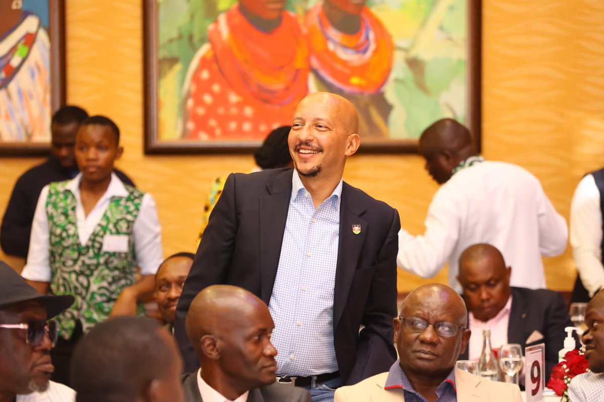 Sam_Lulli's tweet photo. The able @OfficialKRU Chairman @sashamutai acknowledging greetings from Hon. @KiarieJohn during the #Super8At20 celebrations held at Serena Hotel last night. Event organized by @extremesportske CEO Hussein Mohammed. https://t.co/uWWJR1xOko