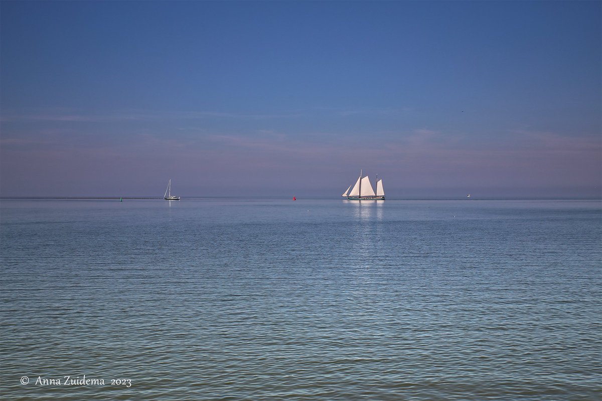 Schitterende kleuren op kalm Wad! #Zurich #windstil @Talpaweer <a href="/BuienRadarNL/">Buienradar</a> #weerfotografie #weerfoto <a href="/Weerplaza/">Weerplaza.nl</a> <a href="/NOS/">NOS</a> #fryslân #friesland <a href="/OmropFryslan/">Omrop Fryslân</a> <a href="/lc_nl/">Leeuwarder Courant</a> #zeilen #waddensea #waddenzee #wadbijzonder #zon #zee #mist