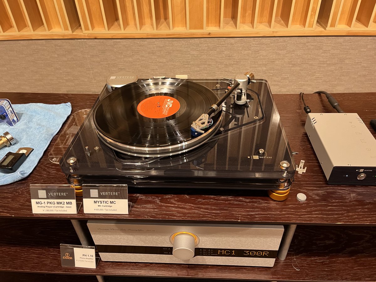 InSelvatico's tweet photo. さて、お出かけ本編。

オーディオ試聴会は #Vertre #Epos #Canor の、ターンテーブル（MG-1 PKG MK2）、スピーカー（ES14N）、フォノアンプ（PH1.10）、プリメインアンプ（AI2.10）の構成。
オールアナログだったのだが、S/N比追求一辺倒でない、温かみのある音像だったのだ：
#アライオーディオ https://t.co/f5tpbKZq1V
